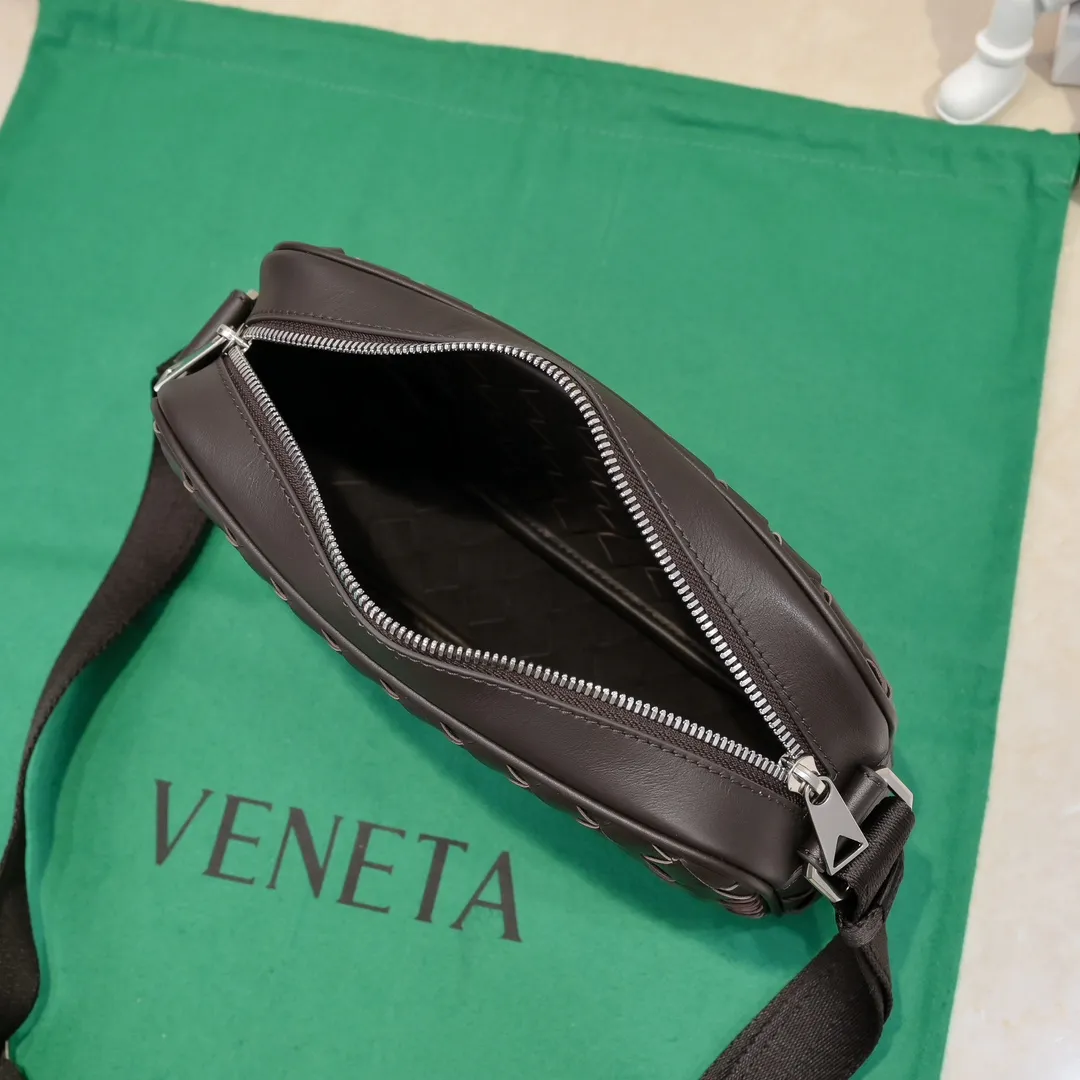 Batch 1480 BV lntrecciato woven leather crossbody bag. The zipper opens and closes, and the space is too large. It meets the daily needs of going out on the street. There are no problems with mobile phones 📱 wallets 👛 power bank 🔋. The weaving process is used, and the texture of the upper body 🔝 is very high-end. Style number: 7100 Size: 25*7.5